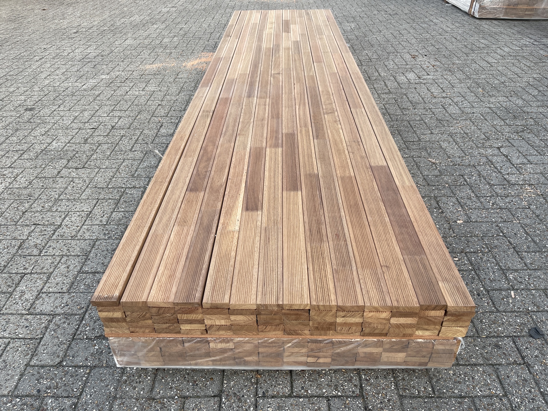 Ca. 84x Guyana Teak Vlonderplanken Gevingerlast, 21x70mm, lengte 400cm